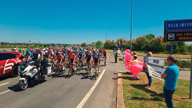 Cervia. Sulle strade del Giro la protesta contro la discarica
