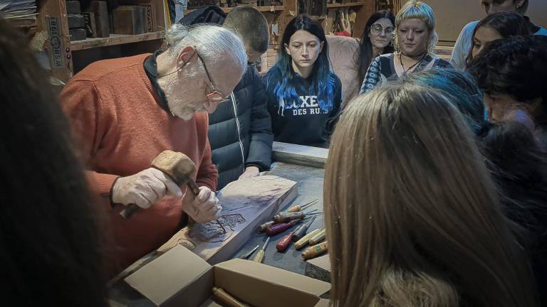 Gambettola, la Stamperia Pascucci si trasforma in scuola: “Le idee dei giovani diventano una tovaglia o un arazzo” - Gallery