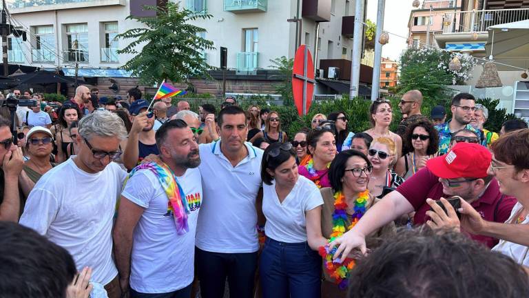 Rimini, migliaia al Summer Pride, arriva anche Elly Schlein VIDEO