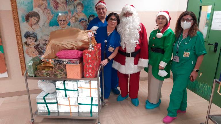 Forlì, missione compiuta per l’artigiano Babbo Natale: doni ai bambini negli ospedali FOTOGALLERY