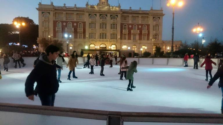 Pista di pattinaggio su ghiaccio in piazza Costa a Cesenatico, alcuni anni fa
