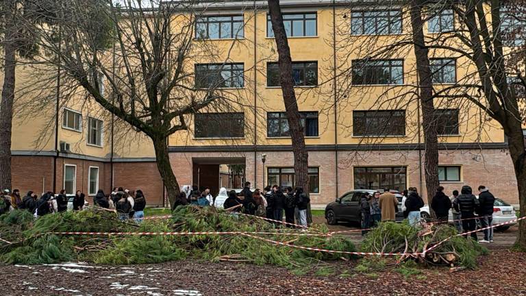 Studenti all’esterno del Macrelli di Cesena