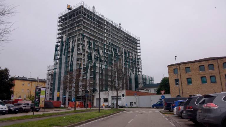 Ravenna, il vento ha “spogliato” il cantiere del palazzo - Gallery