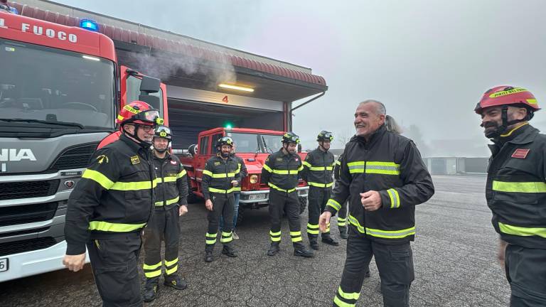 Cesena, lo storico Vigile del Fuoco va in pensione: “Il mio ultimo turno di lavoro è stato il primo di mio nipote” VIDEO