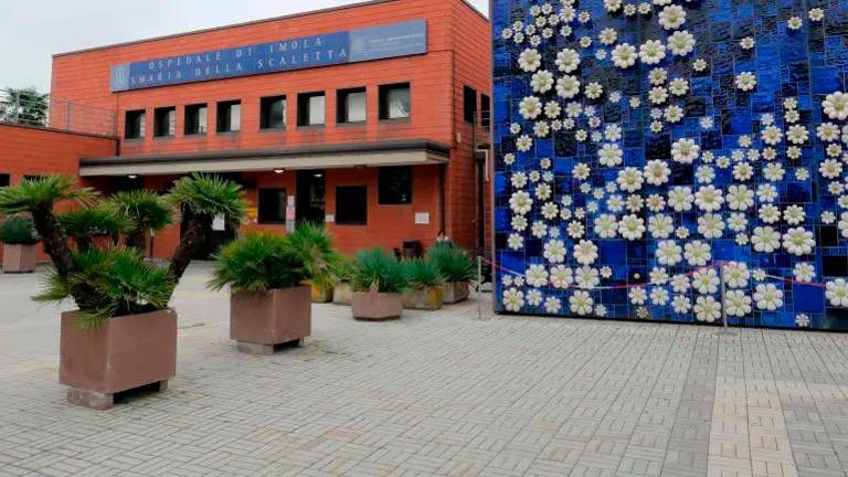 Imola, paziente psichiatrico aggredisce il personale e tenta di appiccare un incendio