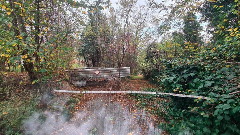 La strada sbarrata per impedire il passaggio in auto alle vicine