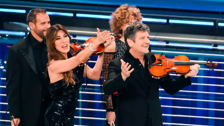 Alberta Ferretti veste Laura Pausini a Sanremo ed è subito “wow!”. E arriva pure Fabio De Luigi / LA GALLERY