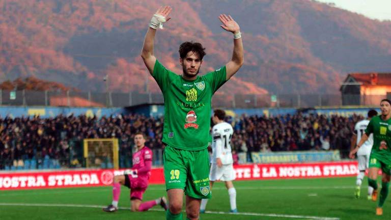 La contenuta esultanza di Stiven Shpendi dopo la rete del definitivo 2-0 in Carrarese-Cesena del dicembre 2024, unica gara da ex giocata dal gemello