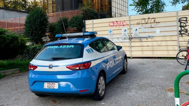 Rimini, l’ex colonia Enel dormitorio abusivo di irregolari: via alle procedure di espulsione