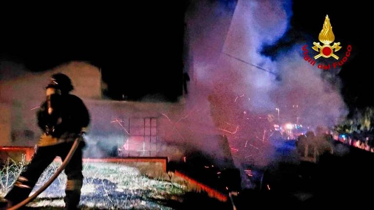 Borghi incendio nella notte: distrutti un garage e una legnaia
