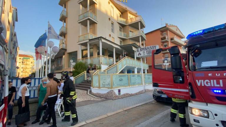 Incendio: evacuato l'hotel Embassy di Cesenatico - VIDEO