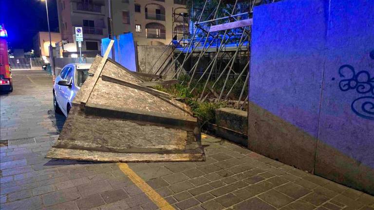 Maltempo e vento forte a Riccione, danni alle auto parcheggiate