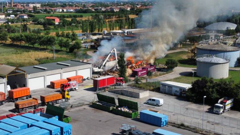 Vasto incendio a ridosso del depuratore di Savignano - FOTOGALLERY
