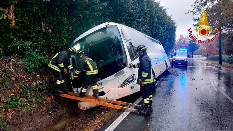Mercato Saraceno, l’autobus esce di strada e i passeggeri e l’autista restano intrappolati: liberati dai Vigili del Fuoco