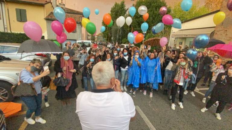 Flash mob a sorpresa a Cesena per il pediatra che va in pensione