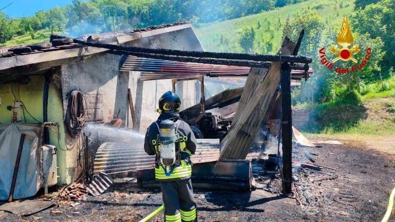 Sarsina, incendio nell’allevamento dismesso, danneggiato un mezzo agricolo e le atrezzature