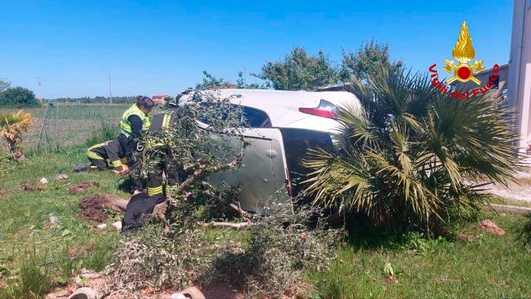 San Mauro Pascoli, incidente: l’auto finisce nel giardino di una casa, donna soccorsa dai Vigili del Fuoco