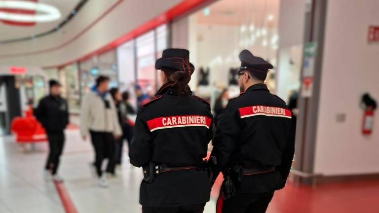 Ravenna, va al centro commerciale con le forbici per rubare vestiti: scoperta e denunciata