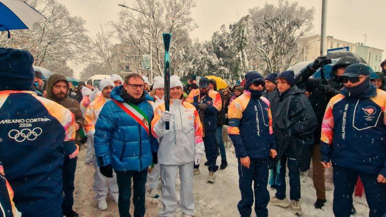 Faenza, la Torcia Olimpica sfida la neve: folla in festa per la staffetta