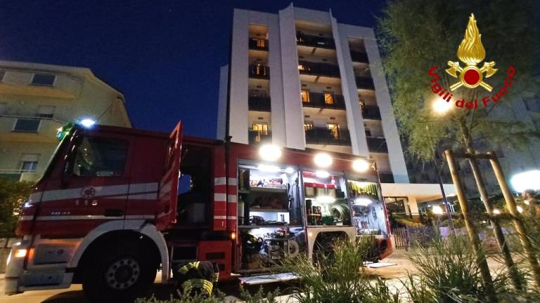 Rimini. Incendio, evacuato hotel in piena notte a Torre Pedrera