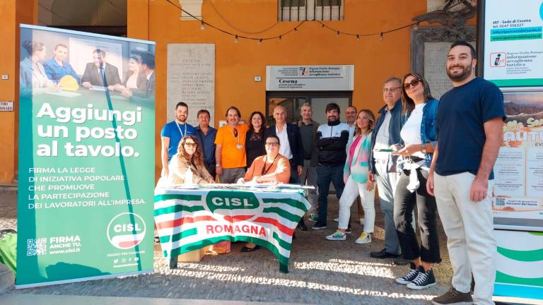 Il banchetto della Cisl Romagna ieri sotto al loggiato comunale