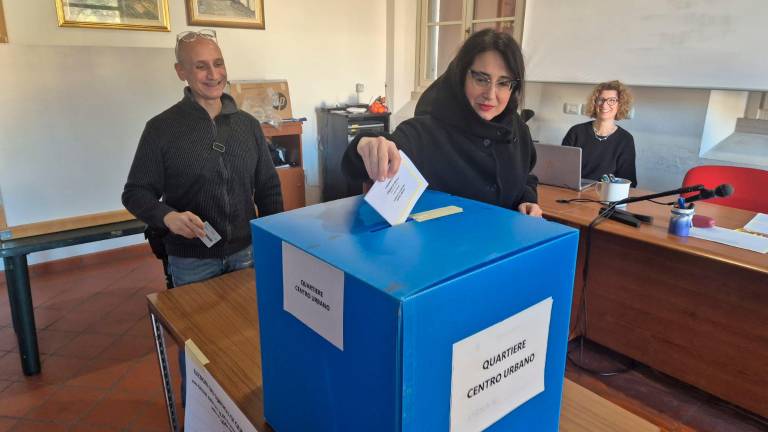 Votante al seggio del Quartiere Centro urbano
