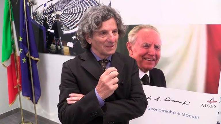 Maurizio Viroli (Forlì, 1952), filosofo, è professore emerito di Teoria politica alla Princeton University