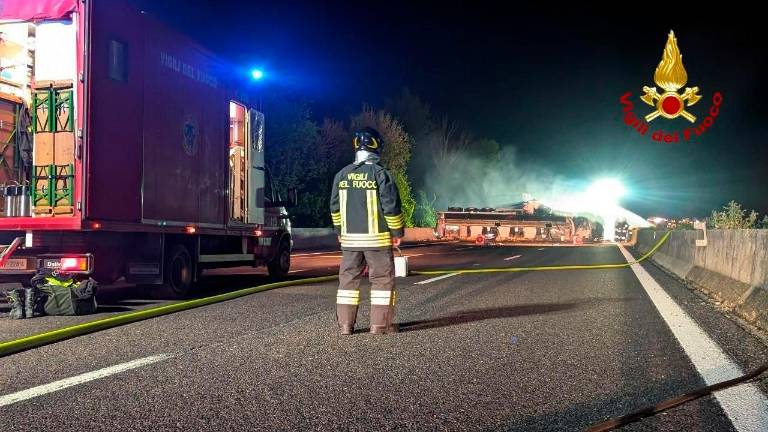 San Lazzaro, A14 riaperta dopo l’incidente mortale con autocisterna di etere ribaltata VIDEO