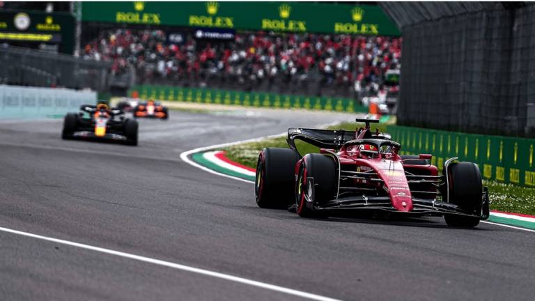 F1 a Imola, Verstappen vince la Sprint Race davanti a Leclerc: il duello è iniziato