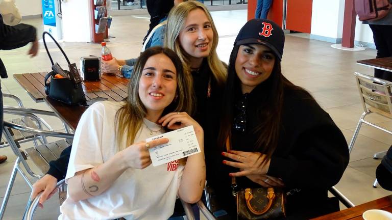 Tre giovani passeggere oggi al “Ridolfi”