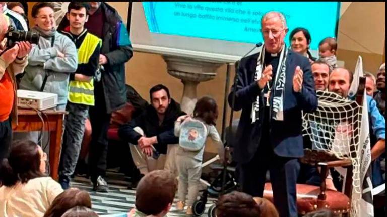 Il vescovo Caiazzo con la sciarpa del Cesena al collo