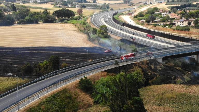 Misano, vasto incendio vicino all'autostrada: oltre due ore per domare le fiamme