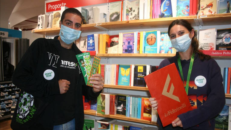 Forlì, Mani tese cerca volontari per impacchettare regali di solidarietà