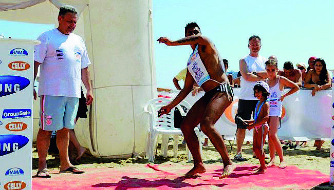 A Riccione il campionato di lancio del telefonino