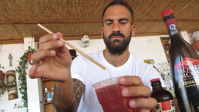 Spiaggia plastic free a Rimini. E dopo il drink la cannuccia si mangia