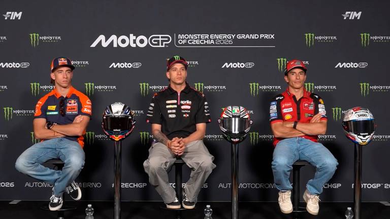 Marco Bezzecchi in conferenza stampa a Brno con Pedro Acosta e Marc Marquez, i rivali da battere in questo week-end