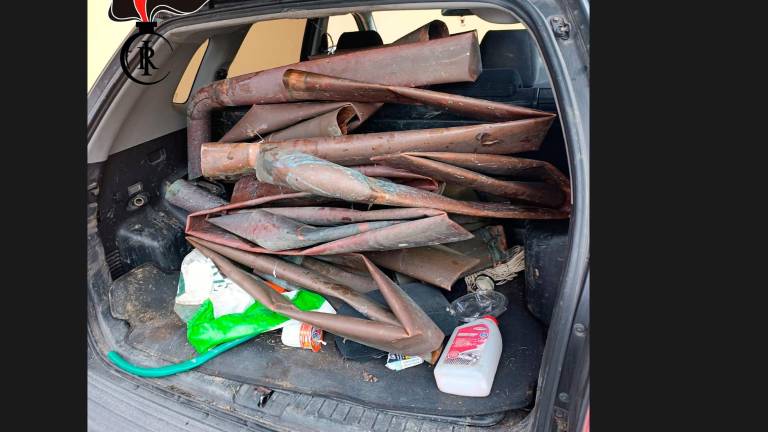 Novafeltria, si finge operaio in una casa e riempie il baule dell’auto di tubature in rame: beccato dai Carabinieri