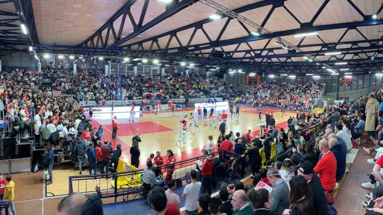 Rimini, ladri al derby di basket: derubati gli arbitri e due giocatori della Fortitudo Bologna: Che schifo che fate