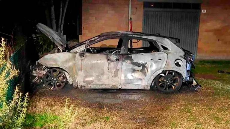 A fuoco l’auto di un agente della Polizia locale a Bagnacavallo, i colleghi lo “scortano” al lavoro e raccolgono fondi per ricomprarla
