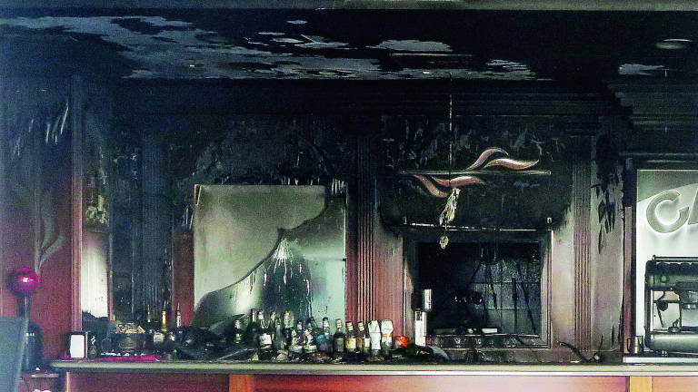 Incendio nella notte il bar Belle Epoque di Riccione
