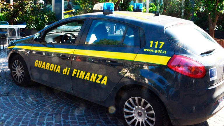 La Guardia di Finanza sequestra sigarette in un bar di Forlì