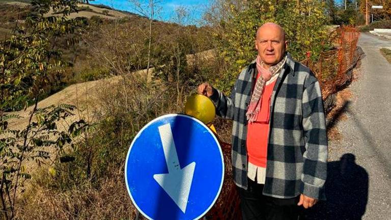 L’avvocato Cardellini accanto alla frana in via Stornite, a Borello