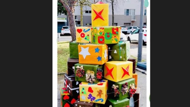 Forlì, al quartiere Cava-Villanova un albero di Natale con cartoni e materiali di recupero