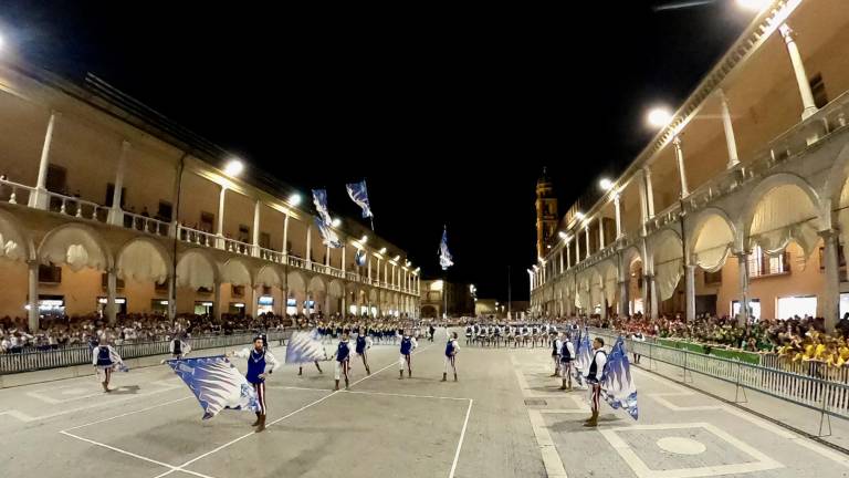Lo spettacolo del Torneo delle bandiere in piazza del Popolo a Faenza FOTO MMPH