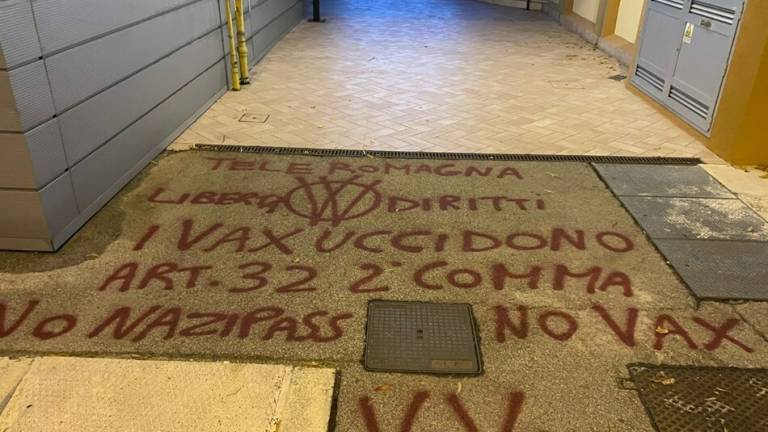 Cesena, scritte no vax anche davanti alla sede di Teleromagna. La replica: Non ci faremo intimidire