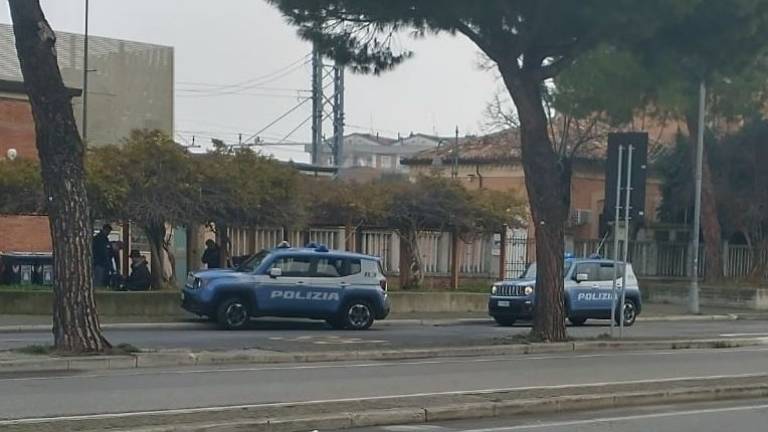 Controlli di sicurezza alla stazione di Cesena, la polizia porta in cella un ricercato: deve scontare 6 anni di reclusione per furti