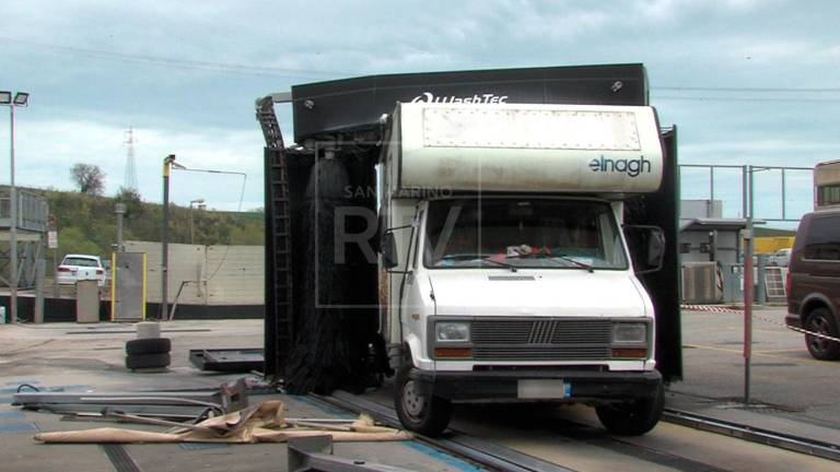 Il camper incastrato nell’immagine diffusa da Rtv San Marino