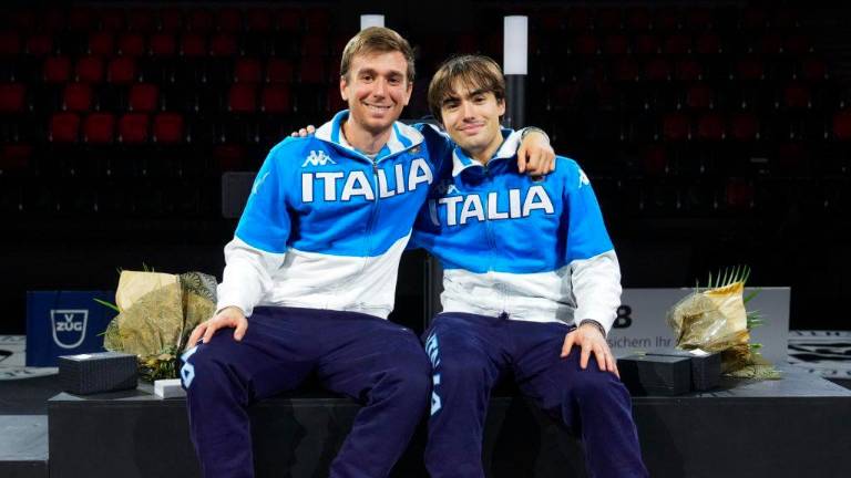 Il forlivese Giacomo Paolini e il cervese Matteo Galassi abbracciati