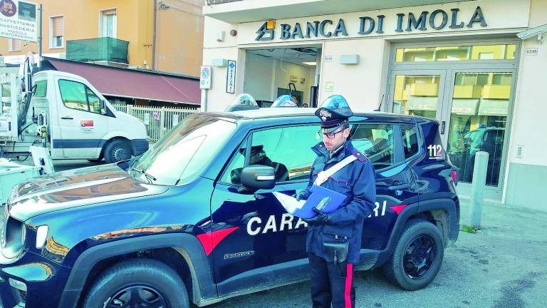 Sradicano il bancomat col carro attrezzi ma arrivano i carabinieri