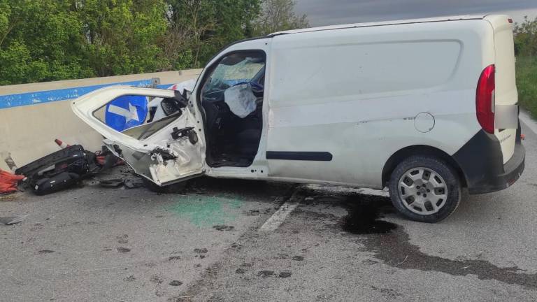 Ravenna, incidente sulla E45: si schianta col furgone contro il new jersey, grave un uomo